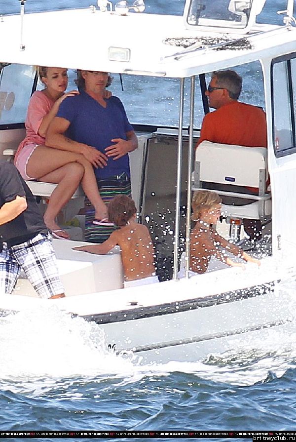 Бритни с семьей отдыхает на яхте в Лонг-Айленде31.jpg(Бритни Спирс, Britney Spears)