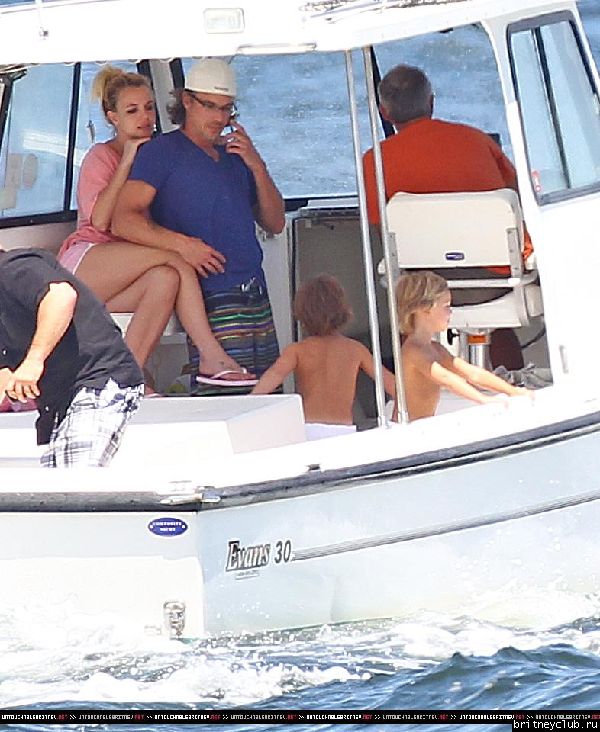 Бритни с семьей отдыхает на яхте в Лонг-Айленде32.jpg(Бритни Спирс, Britney Spears)