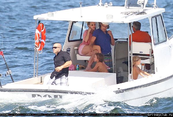Бритни с семьей отдыхает на яхте в Лонг-Айленде33.jpg(Бритни Спирс, Britney Spears)