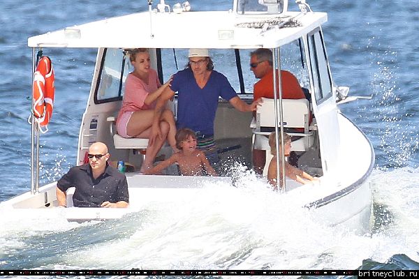 Бритни с семьей отдыхает на яхте в Лонг-Айленде35.jpg(Бритни Спирс, Britney Spears)