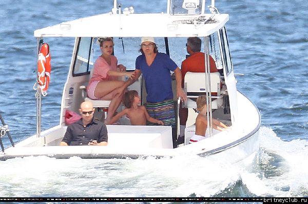 Бритни с семьей отдыхает на яхте в Лонг-Айленде36.jpg(Бритни Спирс, Britney Spears)