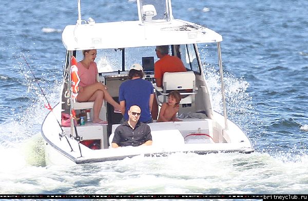Бритни с семьей отдыхает на яхте в Лонг-Айленде37.jpg(Бритни Спирс, Britney Spears)