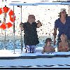Бритни с семьей отдыхает на яхте в Лонг-Айленде