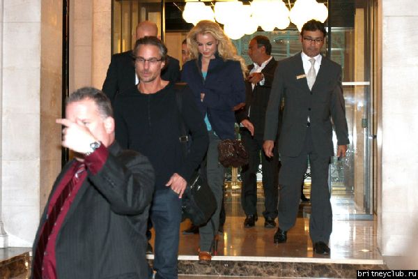 Бритни покидает отель в Париже08.jpg(Бритни Спирс, Britney Spears)