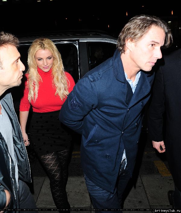 Бритни и Джейсон прибывают/уезжают в театр Shaftesbury05.jpg(Бритни Спирс, Britney Spears)
