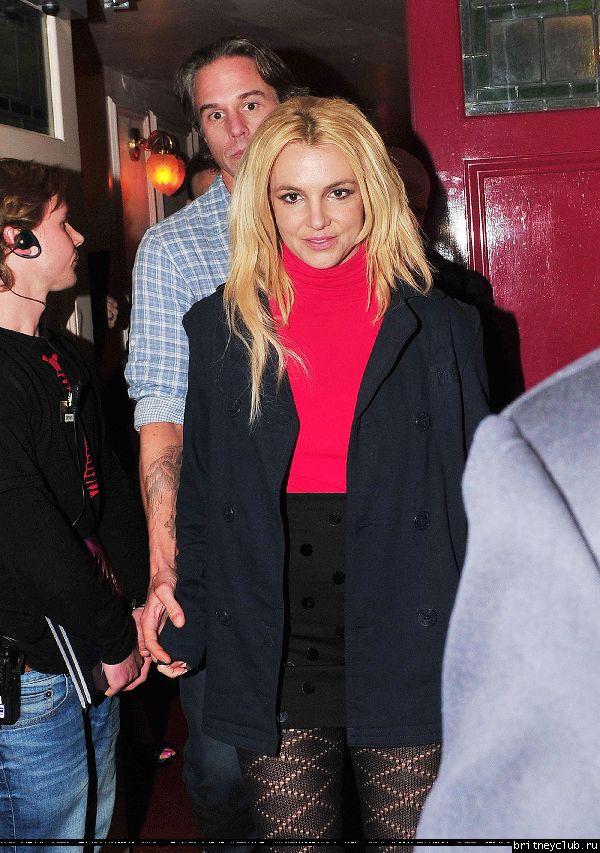 Бритни и Джейсон прибывают/уезжают в театр Shaftesbury07.jpg(Бритни Спирс, Britney Spears)