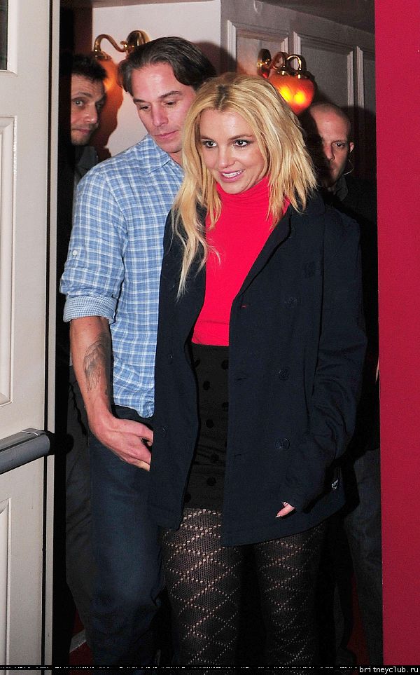 Бритни и Джейсон прибывают/уезжают в театр Shaftesbury09.jpg(Бритни Спирс, Britney Spears)