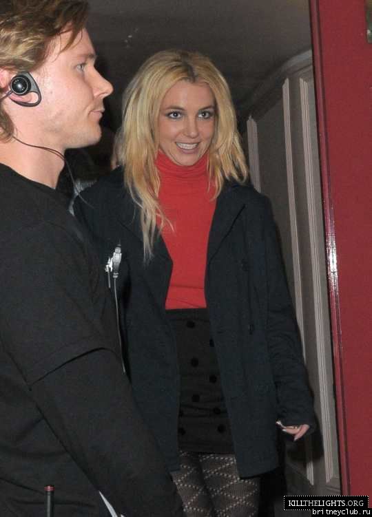 Бритни и Джейсон прибывают/уезжают в театр Shaftesbury13.jpg(Бритни Спирс, Britney Spears)