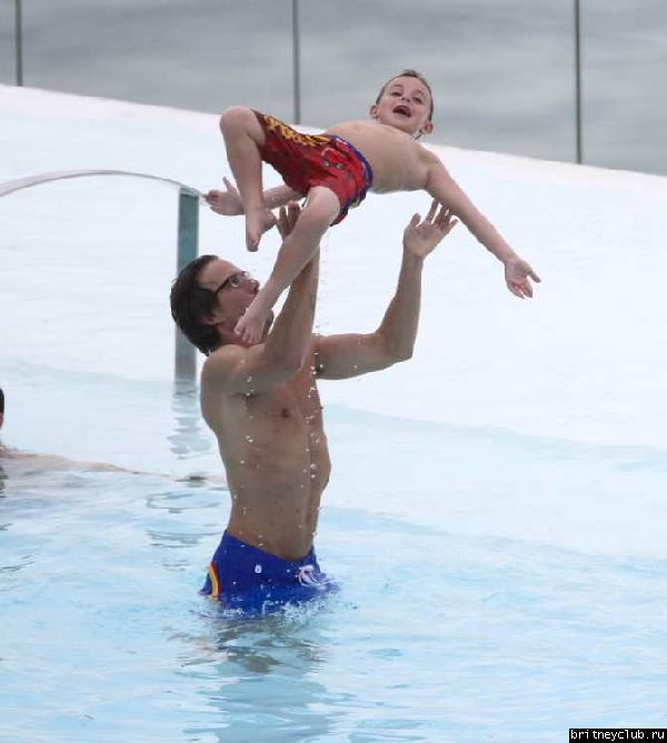 Бритни и Джейсон отдыхают у бассейна в отеле в Рио де Жанейро01.jpg(Бритни Спирс, Britney Spears)