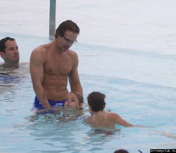 Бритни и Джейсон отдыхают у бассейна в отеле в Рио де Жанейро02.jpg(Бритни Спирс, Britney Spears)