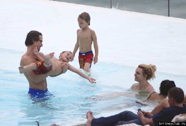 Бритни и Джейсон отдыхают у бассейна в отеле в Рио де Жанейро04.jpg(Бритни Спирс, Britney Spears)