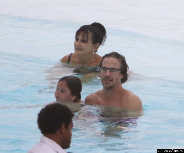 Бритни и Джейсон отдыхают у бассейна в отеле в Рио де Жанейро06.jpg(Бритни Спирс, Britney Spears)