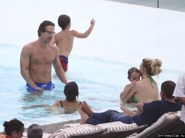 Бритни и Джейсон отдыхают у бассейна в отеле в Рио де Жанейро09.jpg(Бритни Спирс, Britney Spears)