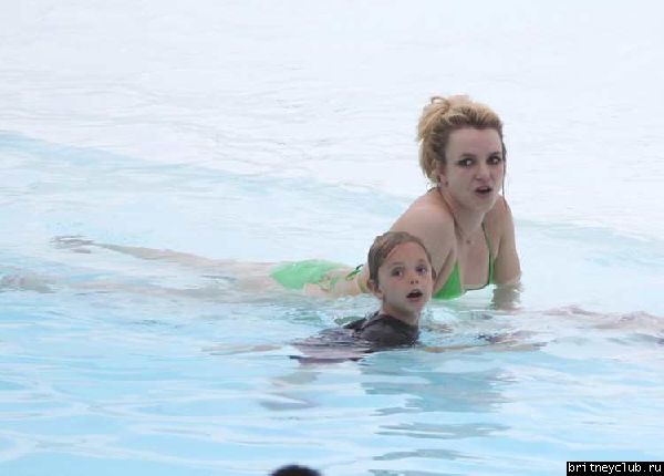 Бритни и Джейсон отдыхают у бассейна в отеле в Рио де Жанейро23.jpg(Бритни Спирс, Britney Spears)