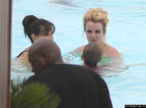 Бритни и Джейсон отдыхают у бассейна в отеле в Рио де Жанейро25.jpg(Бритни Спирс, Britney Spears)