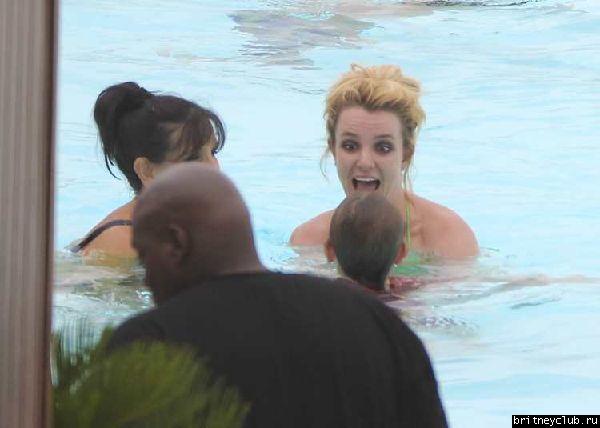 Бритни и Джейсон отдыхают у бассейна в отеле в Рио де Жанейро26.jpg(Бритни Спирс, Britney Spears)