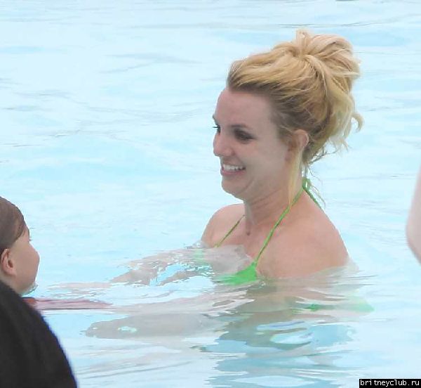 Бритни и Джейсон отдыхают у бассейна в отеле в Рио де Жанейро27.jpg(Бритни Спирс, Britney Spears)