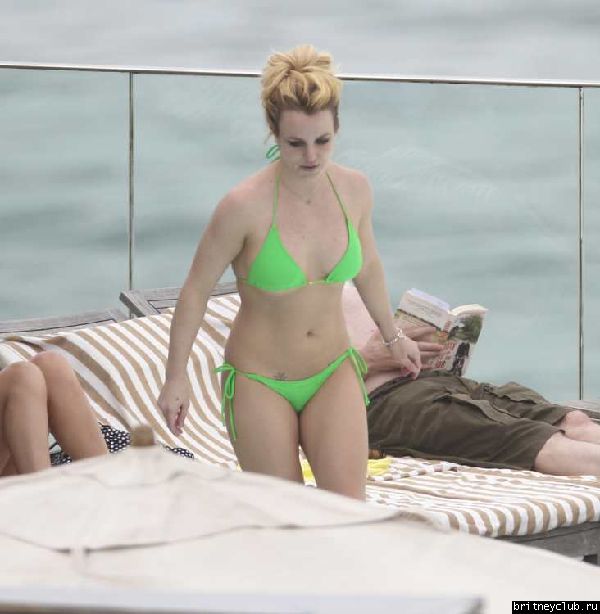 Бритни и Джейсон отдыхают у бассейна в отеле в Рио де Жанейро28.jpg(Бритни Спирс, Britney Spears)