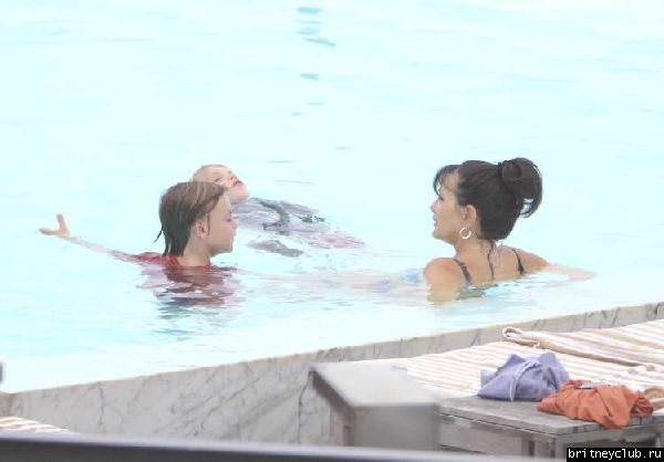 Бритни и Джейсон отдыхают у бассейна в отеле в Рио де Жанейро29.jpg(Бритни Спирс, Britney Spears)
