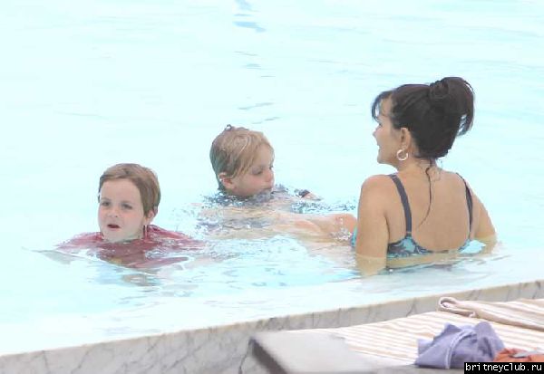 Бритни и Джейсон отдыхают у бассейна в отеле в Рио де Жанейро30.jpg(Бритни Спирс, Britney Spears)