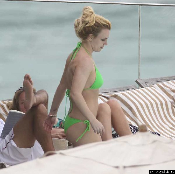 Бритни и Джейсон отдыхают у бассейна в отеле в Рио де Жанейро31.jpg(Бритни Спирс, Britney Spears)
