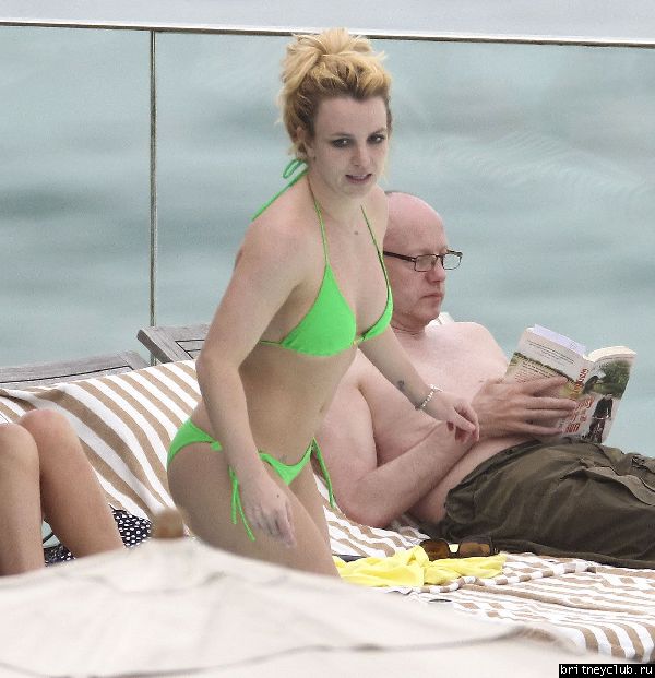 Бритни и Джейсон отдыхают у бассейна в отеле в Рио де Жанейро32.jpg(Бритни Спирс, Britney Spears)