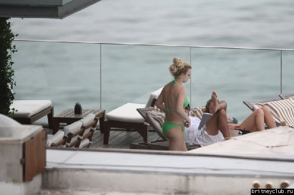 Бритни и Джейсон отдыхают у бассейна в отеле в Рио де Жанейро42.jpg(Бритни Спирс, Britney Spears)