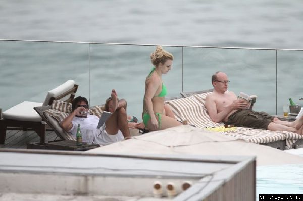 Бритни и Джейсон отдыхают у бассейна в отеле в Рио де Жанейро43.jpg(Бритни Спирс, Britney Spears)