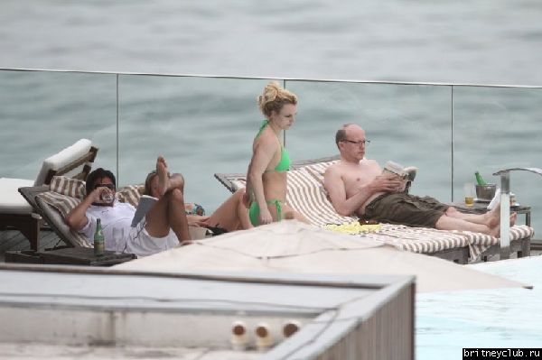 Бритни и Джейсон отдыхают у бассейна в отеле в Рио де Жанейро44.jpg(Бритни Спирс, Britney Spears)