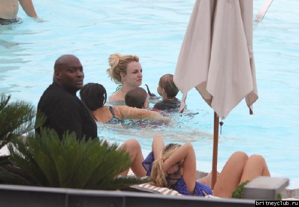Бритни и Джейсон отдыхают у бассейна в отеле в Рио де Жанейро45.jpg(Бритни Спирс, Britney Spears)