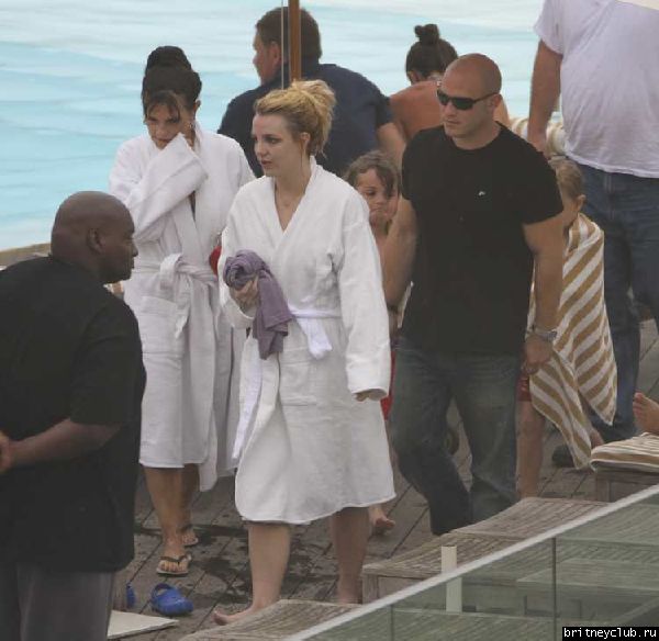 Бритни и Джейсон отдыхают у бассейна в отеле в Рио де Жанейро46.jpg(Бритни Спирс, Britney Spears)