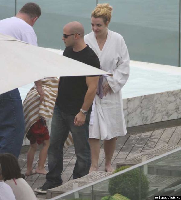 Бритни и Джейсон отдыхают у бассейна в отеле в Рио де Жанейро47.jpg(Бритни Спирс, Britney Spears)