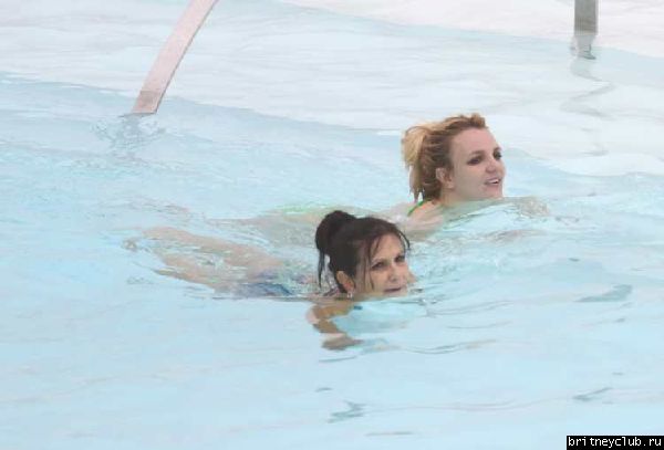 Бритни и Джейсон отдыхают у бассейна в отеле в Рио де Жанейро48.jpg(Бритни Спирс, Britney Spears)