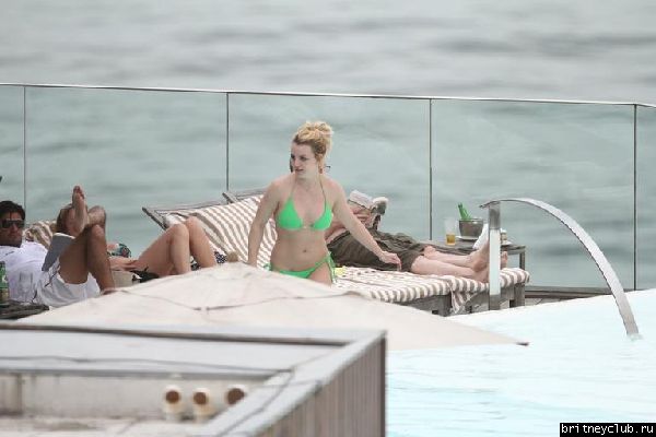 Бритни и Джейсон отдыхают у бассейна в отеле в Рио де Жанейро50.jpg(Бритни Спирс, Britney Spears)