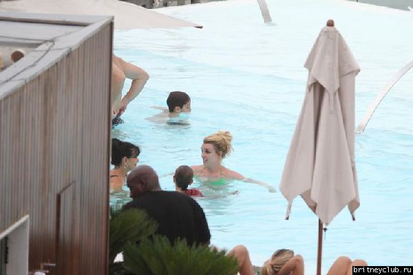 Бритни и Джейсон отдыхают у бассейна в отеле в Рио де Жанейро51.jpg(Бритни Спирс, Britney Spears)