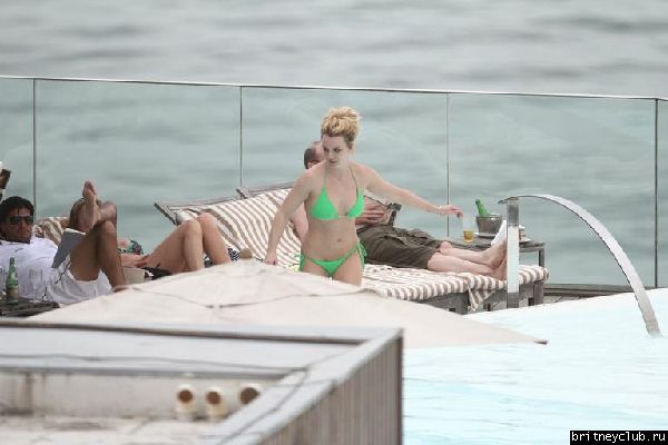 Бритни и Джейсон отдыхают у бассейна в отеле в Рио де Жанейро54.jpg(Бритни Спирс, Britney Spears)