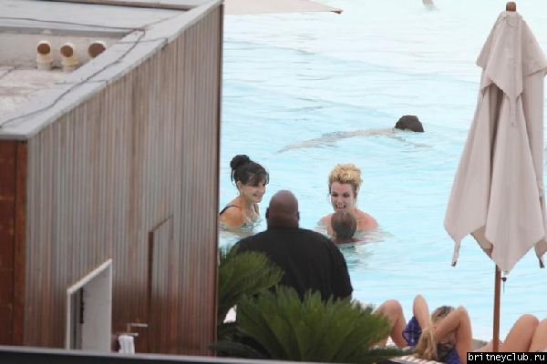 Бритни и Джейсон отдыхают у бассейна в отеле в Рио де Жанейро55.jpg(Бритни Спирс, Britney Spears)