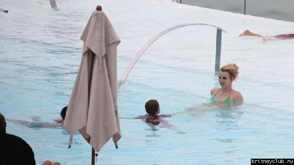 Бритни и Джейсон отдыхают у бассейна в отеле в Рио де Жанейро56.jpg(Бритни Спирс, Britney Spears)