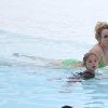 Бритни и Джейсон отдыхают у бассейна в отеле в Рио де Жанейро