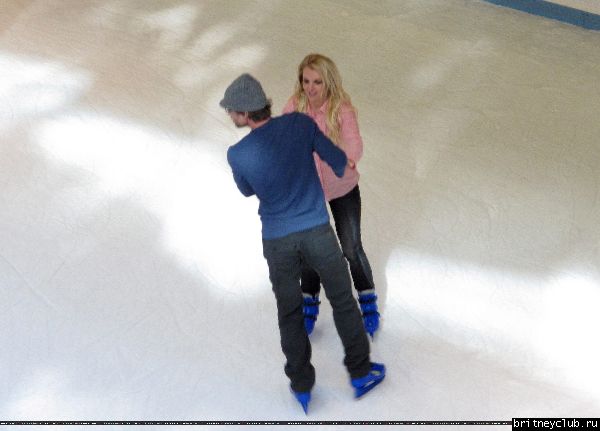 Бритни и Джейсон на катке в Хьюстоне!01.jpg(Бритни Спирс, Britney Spears)