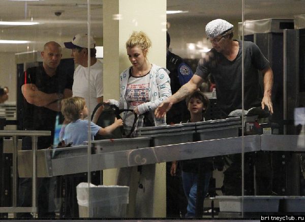 Бритни в аэропорту Hato Rey, Пуэрто Рико25.jpg(Бритни Спирс, Britney Spears)
