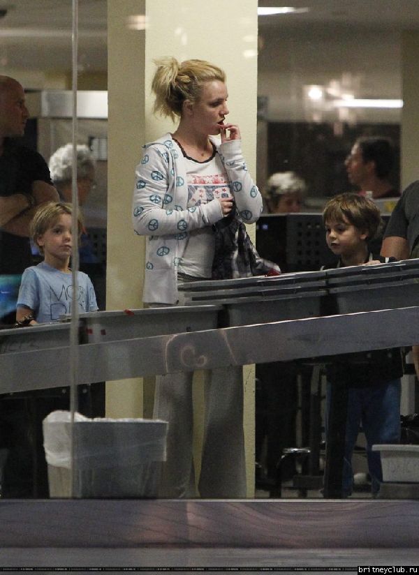 Бритни в аэропорту Hato Rey, Пуэрто Рико27.jpg(Бритни Спирс, Britney Spears)