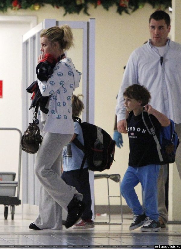 Бритни в аэропорту Hato Rey, Пуэрто Рико29.jpg(Бритни Спирс, Britney Spears)