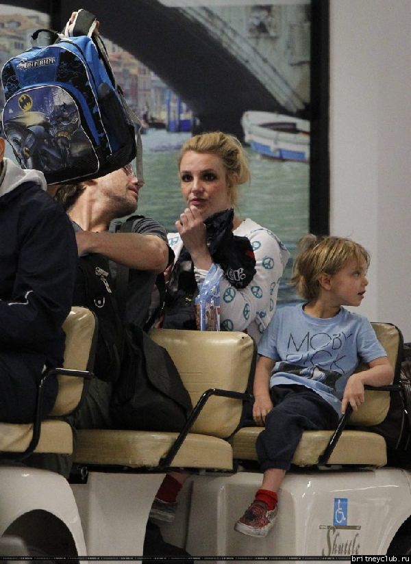 Бритни в аэропорту Hato Rey, Пуэрто Рико30.jpg(Бритни Спирс, Britney Spears)