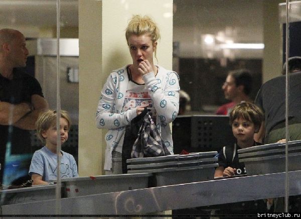 Бритни в аэропорту Hato Rey, Пуэрто Рико32.jpg(Бритни Спирс, Britney Spears)