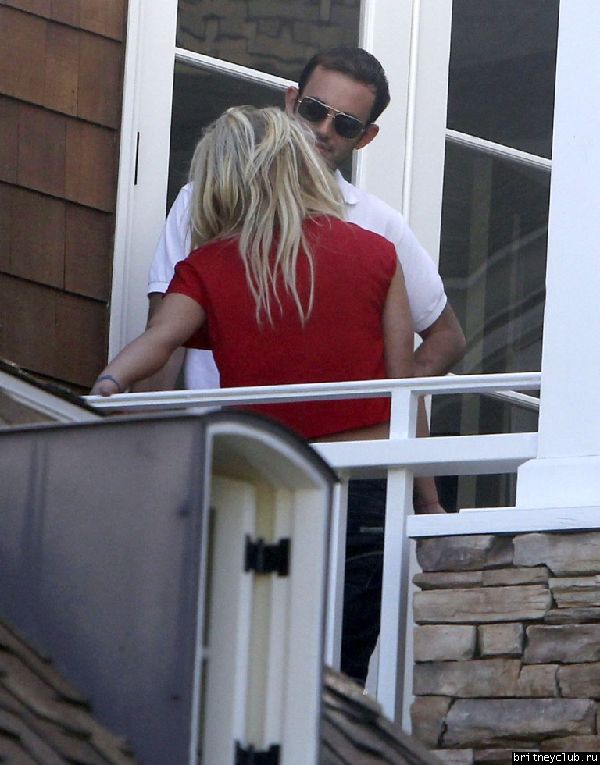 2012.05.05 - Бритни с семьей в Брентвуде01.jpg(Бритни Спирс, Britney Spears)