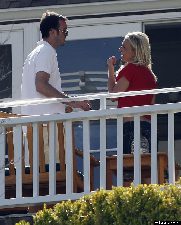 2012.05.05 - Бритни с семьей в Брентвуде25.jpg(Бритни Спирс, Britney Spears)