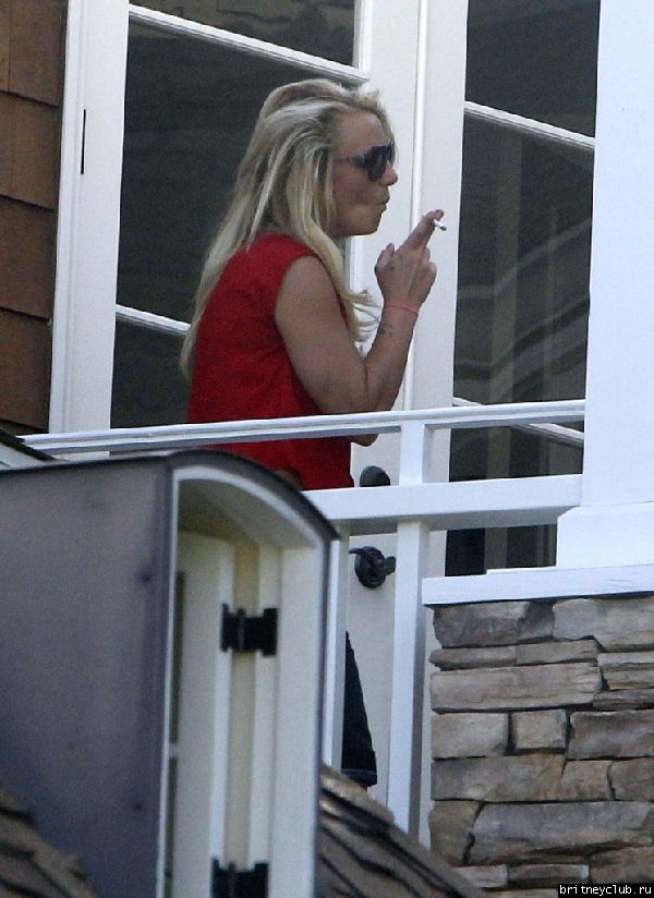 2012.05.05 - Бритни с семьей в Брентвуде26.jpg(Бритни Спирс, Britney Spears)