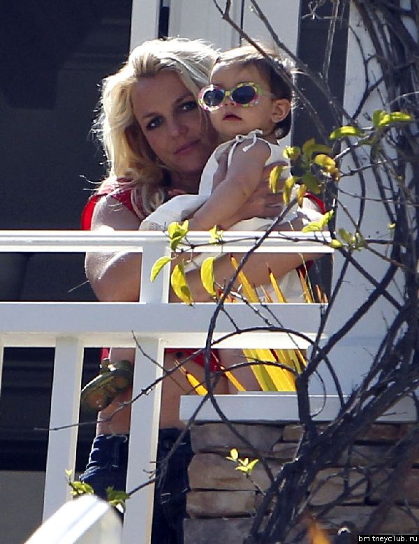 2012.05.05 - Бритни с семьей в Брентвуде31.jpg(Бритни Спирс, Britney Spears)