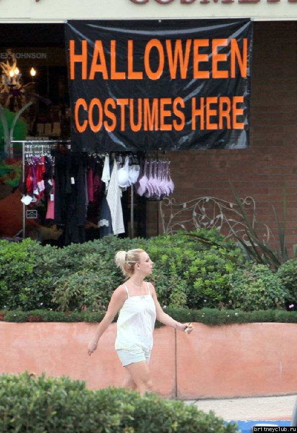 Бритни и Джейсон на шоппинге в Halloween Store09.jpg(Бритни Спирс, Britney Spears)